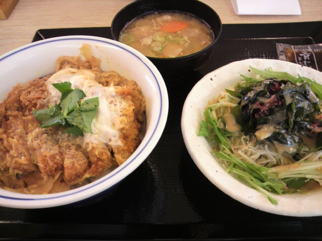 かつやのカツ丼、豚汁、サラダ