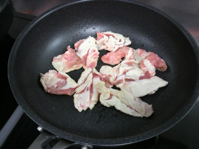 豚肉を炒めている所