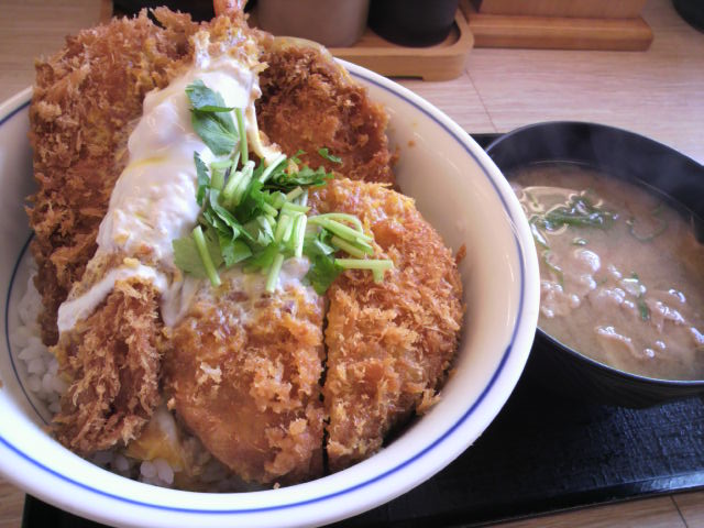 かつやの海鮮・ヒレ・メンチカツ丼と豚汁(小)