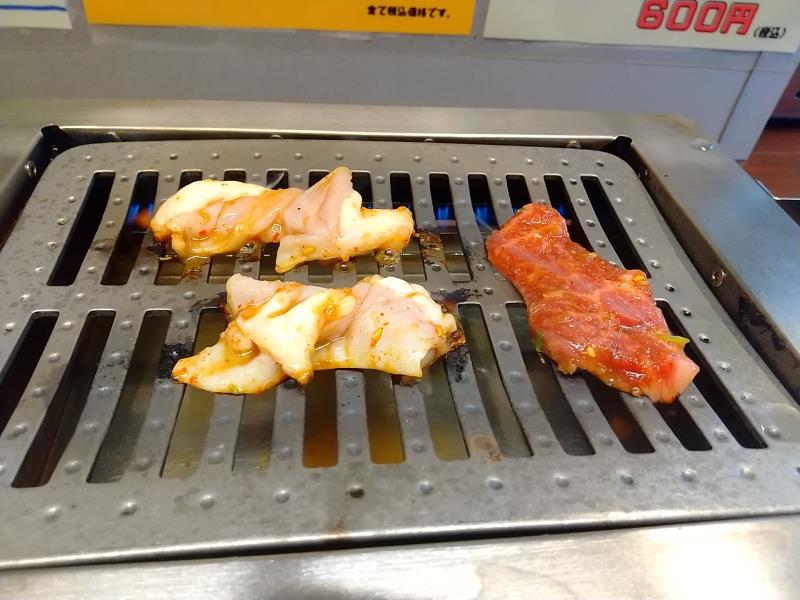鉄板でお肉を焼いている場面