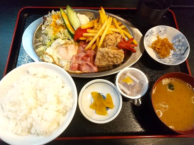 金八食堂の「昭和のプレート定食」