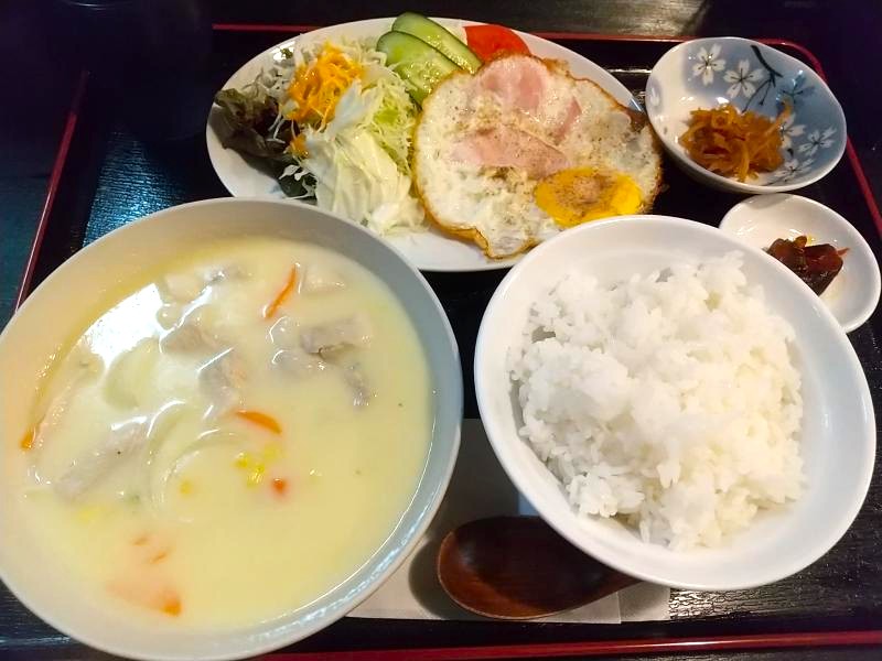 金八食堂のシチューハムエッグ定食
