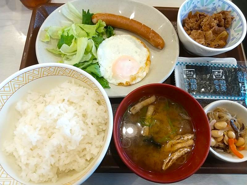 すき家の牛小鉢ソーセージエッグ朝食
