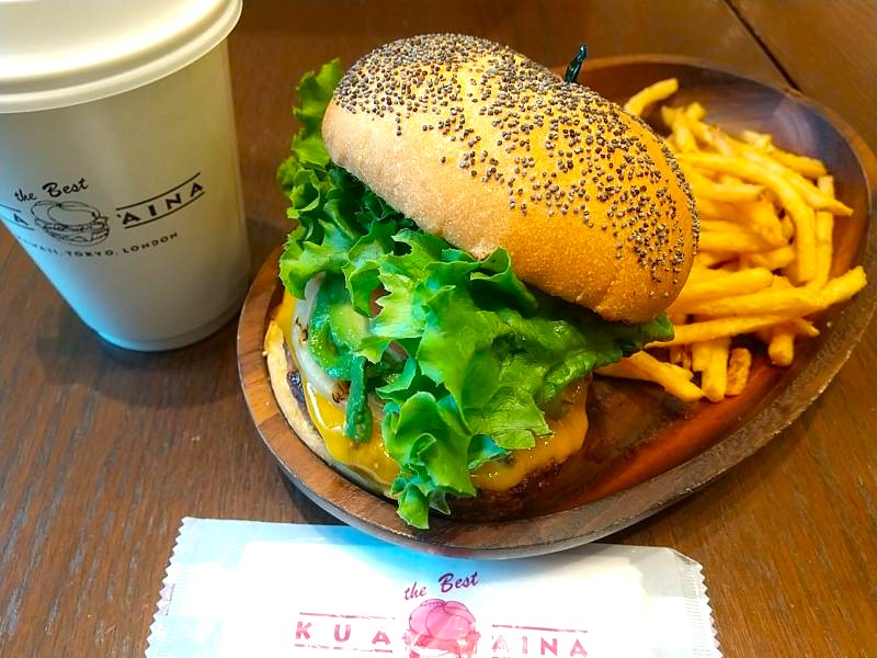 クア・アイナのアボカドチーズバーガーセット