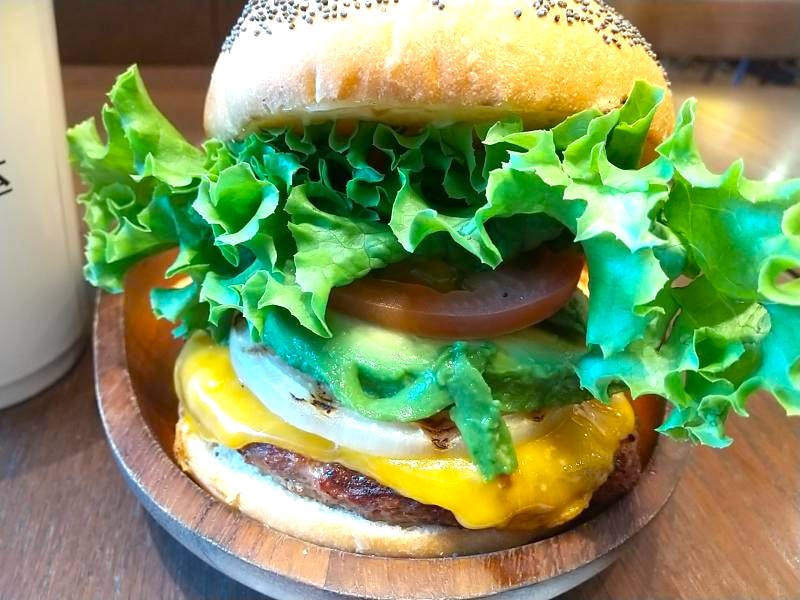 クア・アイナのアボカドチーズバーガー