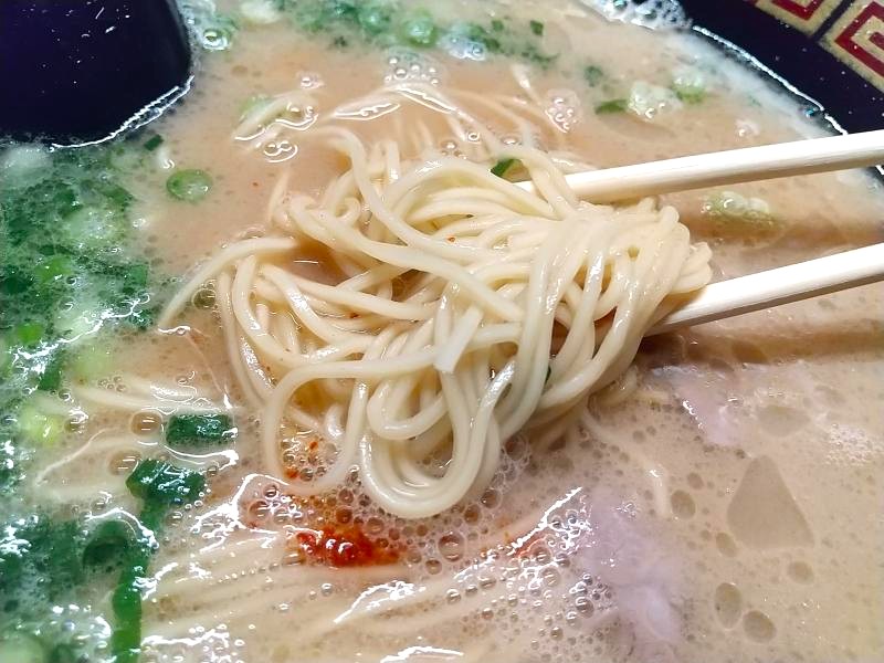 天然とんこつラーメンの麺