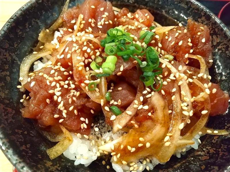 やまもと特製漬けタレ丼のまぐろ