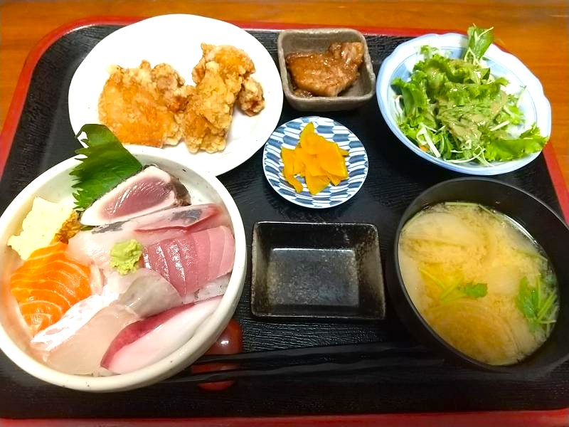 けん家の「海鮮丼と鳥から揚げ膳」