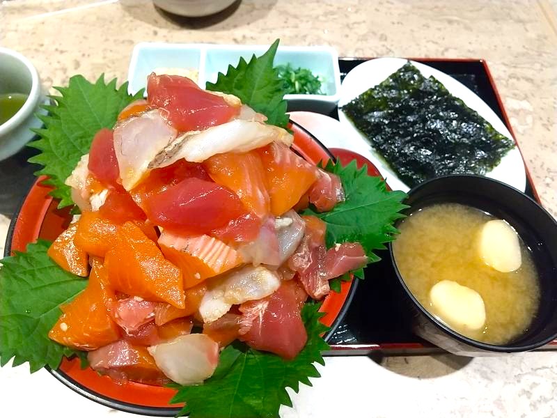 魚星の「山盛り市場海鮮丼」